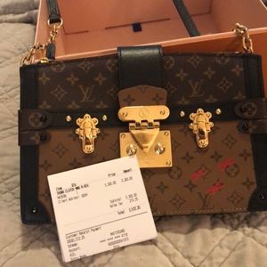 Louis Vuitton Reverse monogram signature